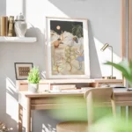 affiche de deux femmes dansant sous la lune dans une ambiance nocturne avec une bureau.webp