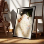 affiche de deux femmes dansant sous la lune dans une ambiance nocturne avec une encadre.webp