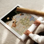 affiche de deux femmes dansant sous la lune dans une ambiance nocturne avec une enroule.webp