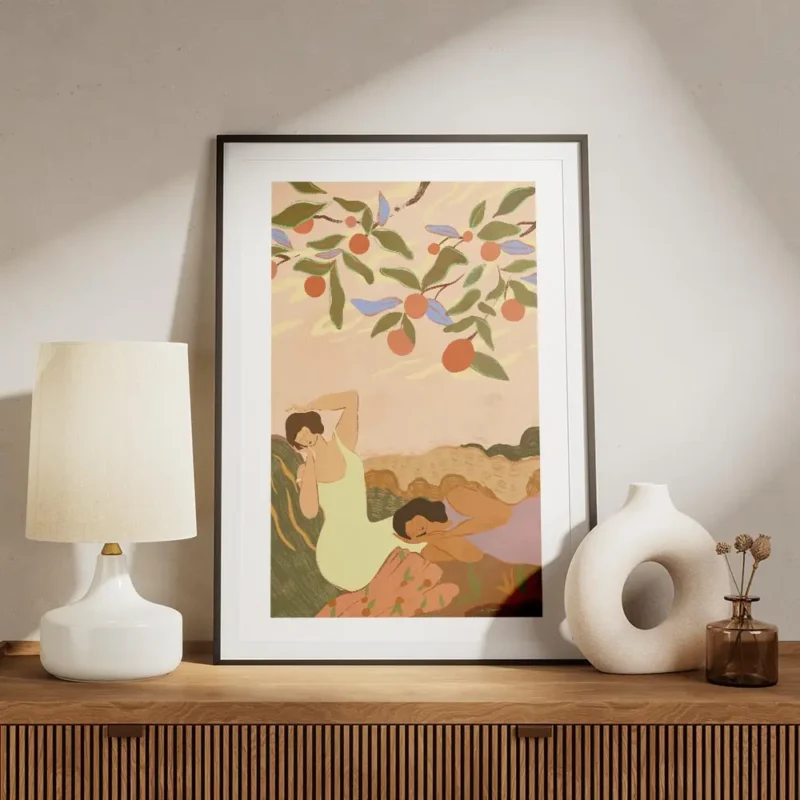 affiche de deux femmes faisant la sieste sous un arbre aux feuilles vertes et au meuble.webp