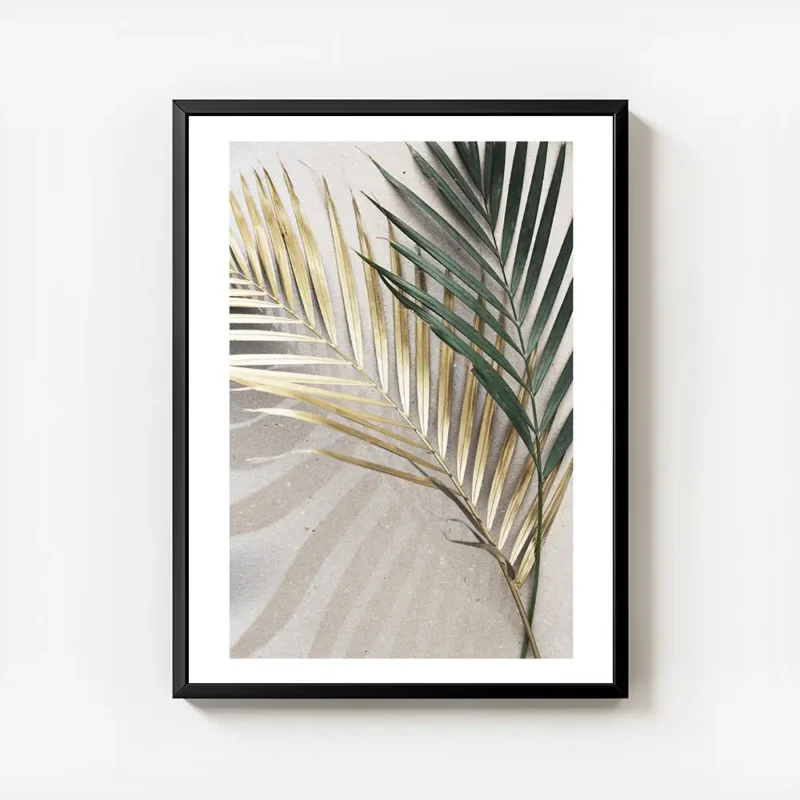 affiche de deux feuilles de palmier une doree et une verte sur un fond en pierre avec cadre.webp