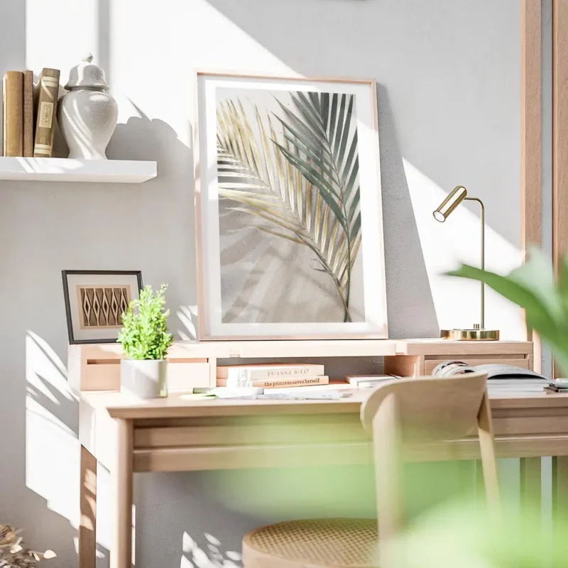 affiche de deux feuilles de palmier une doree et une verte sur un fond en pierre bureau.webp