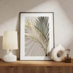 affiche de deux feuilles de palmier une doree et une verte sur un fond en pierre meuble.webp