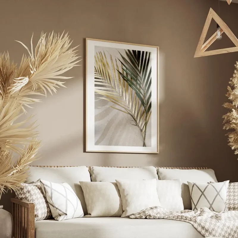 affiche de deux feuilles de palmier une doree et une verte sur un fond en pierre salon.webp