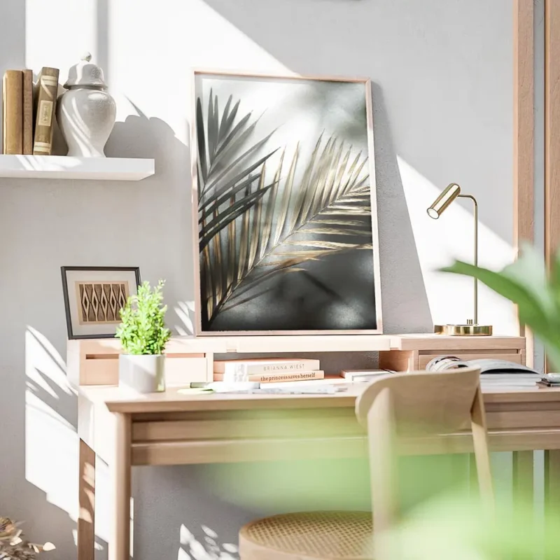 affiche de deux feuilles de palmier une verte et une doree sur un fond texture g bureau.webp
