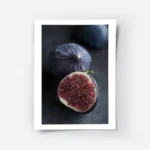 affiche de deux figues sombres lune coupee en deux revelant une chair rouge jute.webp