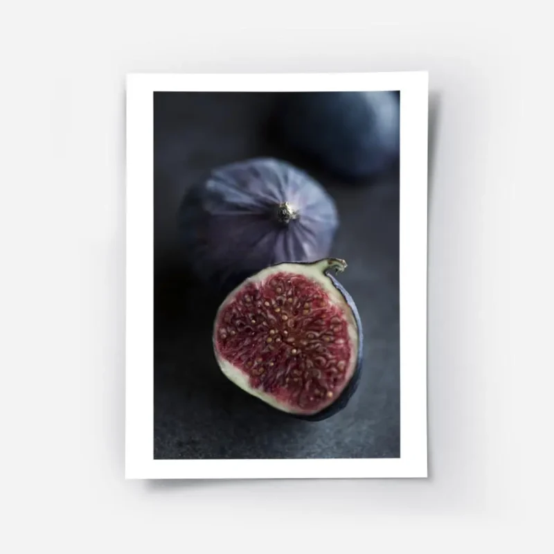 affiche de deux figues sombres lune coupee en deux revelant une chair rouge jute.webp