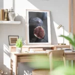 affiche de deux figues sombres lune coupee en deux revelant une chair rouge jute bureau.webp