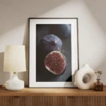 affiche de deux figues sombres lune coupee en deux revelant une chair rouge jute meuble.webp