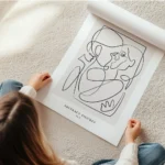 affiche de deux figures abstraites en line art noir sur fond beige senlacant et en rouleau.webp