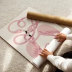 affiche de deux flamants roses au cou entrelace sur un fond beige illustration d enroule.webp