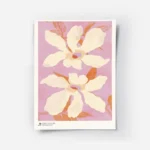 affiche de deux fleurs beige clair avec des petales ondules et des feuilles oran.webp