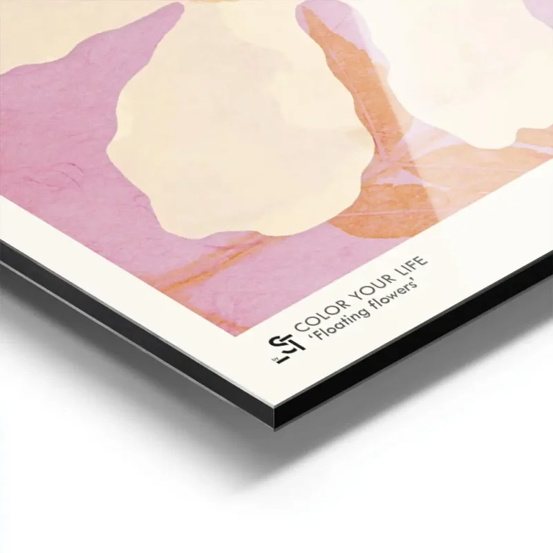 affiche de deux fleurs beige clair avec des petales ondules et des feuilles oran aluminium.webp