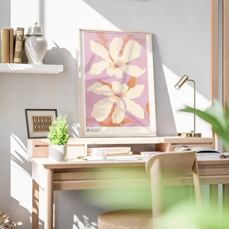 affiche de deux fleurs beige clair avec des petales ondules et des feuilles oran bureau.webp