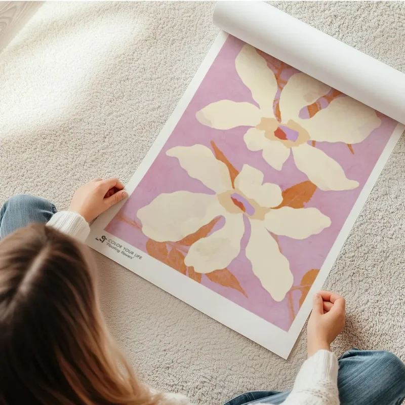 affiche de deux fleurs beige clair avec des petales ondules et des feuilles oran en rouleau.webp
