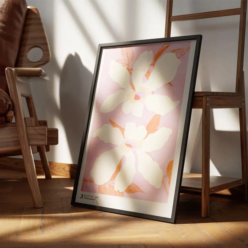 affiche de deux fleurs beige clair avec des petales ondules et des feuilles oran encadre.webp