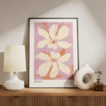 affiche de deux fleurs beige clair avec des petales ondules et des feuilles oran meuble.webp