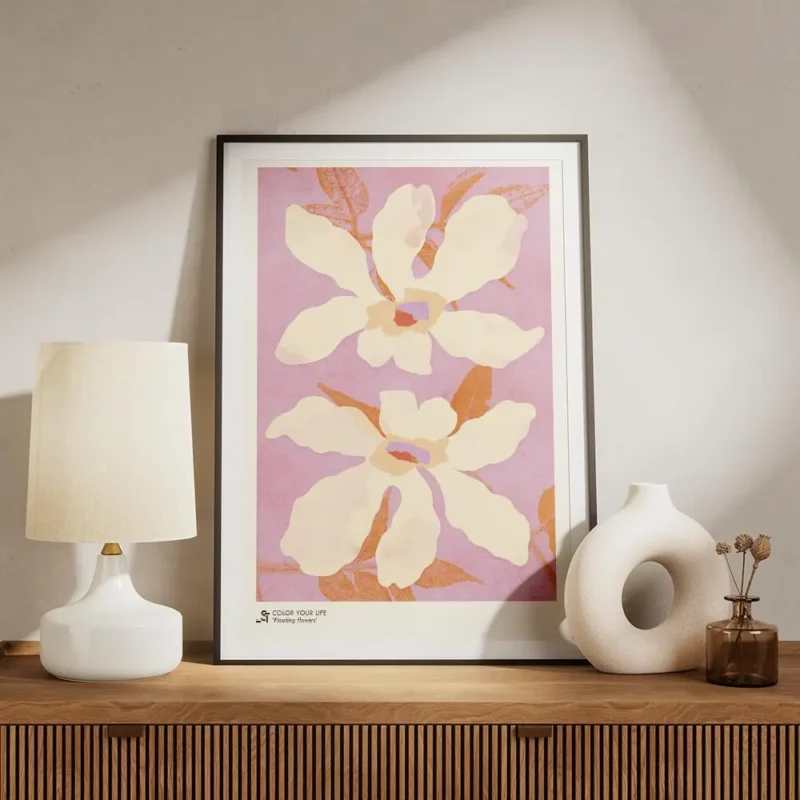 affiche de deux fleurs beige clair avec des petales ondules et des feuilles oran meuble.webp