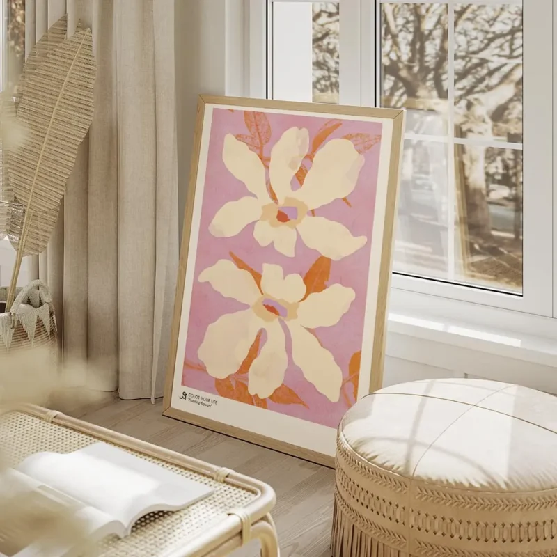 affiche de deux fleurs beige clair avec des petales ondules et des feuilles oran salon beige.webp