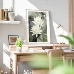 affiche de deux fleurs de lotus blanches avec des petales verts et un bourgeon d bureau.webp