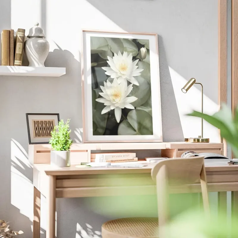 affiche de deux fleurs de lotus blanches avec des petales verts et un bourgeon d bureau.webp