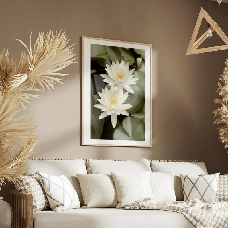 affiche de deux fleurs de lotus blanches avec des petales verts et un bourgeon d salon.webp