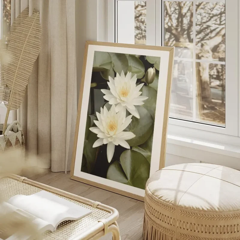 affiche de deux fleurs de lotus blanches avec des petales verts et un bourgeon d salon beige.webp