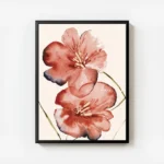 affiche de deux fleurs rouges corail aux nuances bleues et jaunes sur fond beige avec cadre.webp