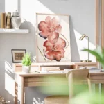 affiche de deux fleurs rouges corail aux nuances bleues et jaunes sur fond beige bureau.webp