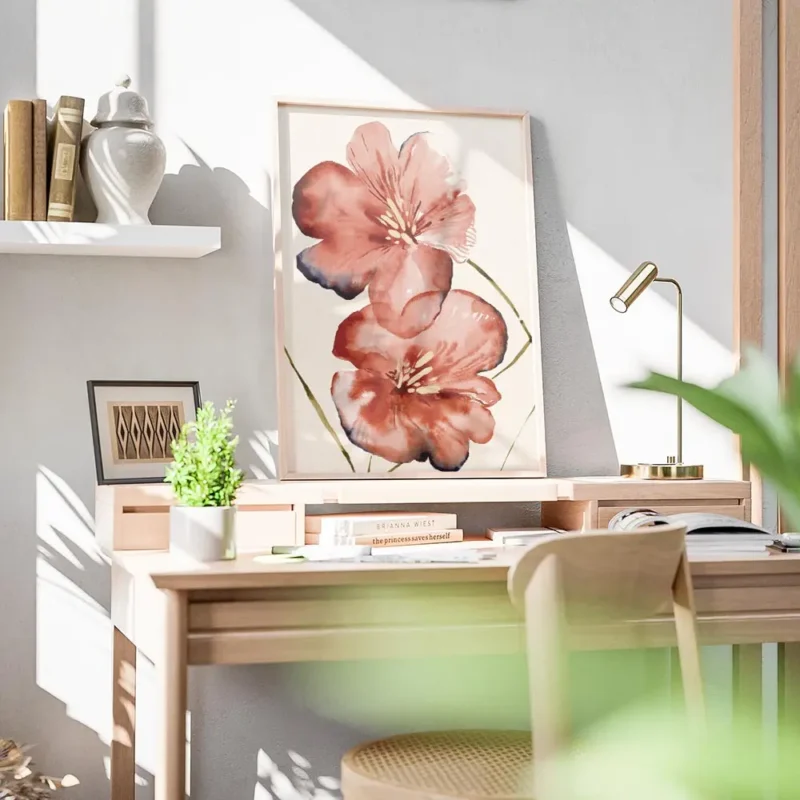 affiche de deux fleurs rouges corail aux nuances bleues et jaunes sur fond beige bureau.webp