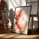 affiche de deux fleurs rouges corail aux nuances bleues et jaunes sur fond beige encadre.webp