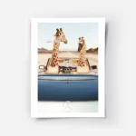 affiche de deux girafes en voiture decapotable bleue dans le desert avec une typ.webp