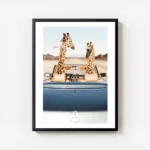 affiche de deux girafes en voiture decapotable bleue dans le desert avec une typ avec cadre.webp
