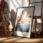 affiche de deux girafes en voiture decapotable bleue dans le desert avec une typ encadre.webp