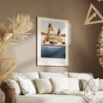 affiche de deux girafes en voiture decapotable bleue dans le desert avec une typ salon.webp