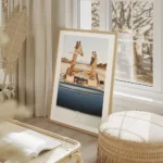 affiche de deux girafes en voiture decapotable bleue dans le desert avec une typ salon beige.webp