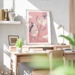 affiche de deux grues blanches dansantes avec des accents bleus et rouges sur un bureau.webp