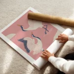 affiche de deux grues blanches dansantes avec des accents bleus et rouges sur un enroule.webp