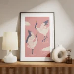 affiche de deux grues blanches dansantes avec des accents bleus et rouges sur un meuble.webp