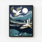 affiche de deux grues blanches et dorees volant la nuit avec une lune blanche et avec cadre.webp