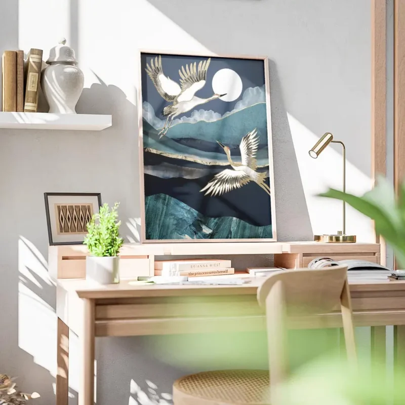 affiche de deux grues blanches et dorees volant la nuit avec une lune blanche et bureau.webp
