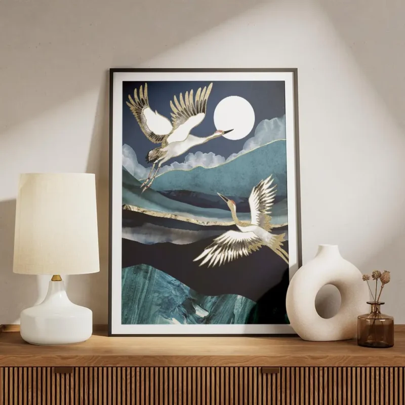 affiche de deux grues blanches et dorees volant la nuit avec une lune blanche et meuble.webp