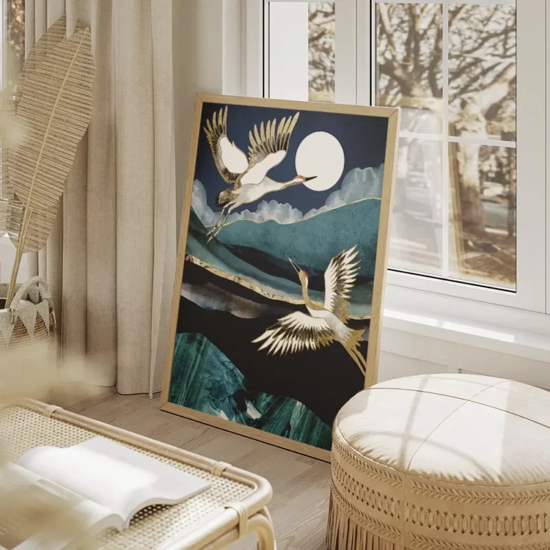 affiche de deux grues blanches et dorees volant la nuit avec une lune blanche et salon beige.webp
