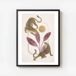 affiche de deux leopards dores tachetes noirs avec des feuilles bordeaux et un c avec cadre.webp