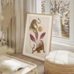 affiche de deux leopards dores tachetes noirs avec des feuilles bordeaux et un c salon beige.webp