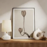 affiche de deux lys seches sur une meme tige sur un fond beige texture meuble.webp
