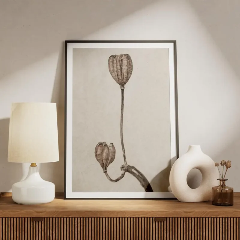 affiche de deux lys seches sur une meme tige sur un fond beige texture meuble.webp