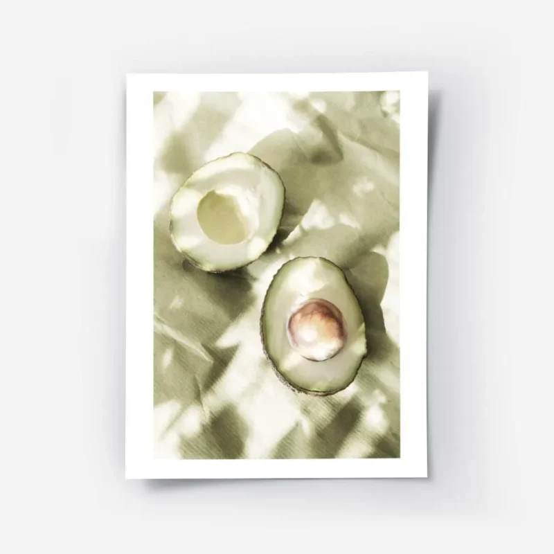 affiche de deux moities davocat sur papier vert avec des ombres creant des motif.webp