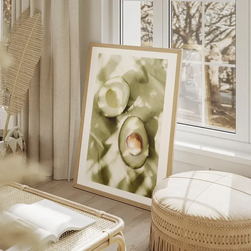 affiche de deux moities davocat sur papier vert avec des ombres creant des motif salon beige.webp