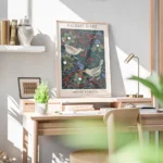 affiche de deux oiseaux colores sur des fleurs de noel et des baies rouges sur f bureau.webp